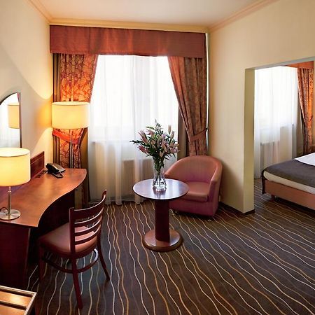 Luxury Family Hotel Bílá Labuť Praga Quarto foto
