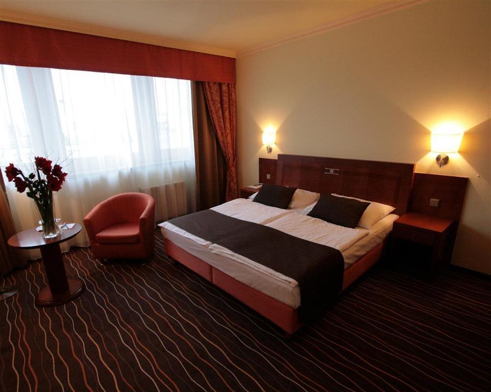 Luxury Family Hotel Bílá Labuť Praga Quarto foto