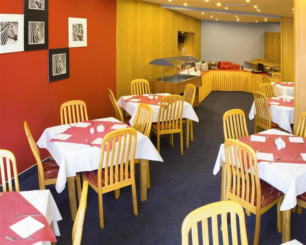 Luxury Family Hotel Bílá Labuť Praga Restaurante foto
