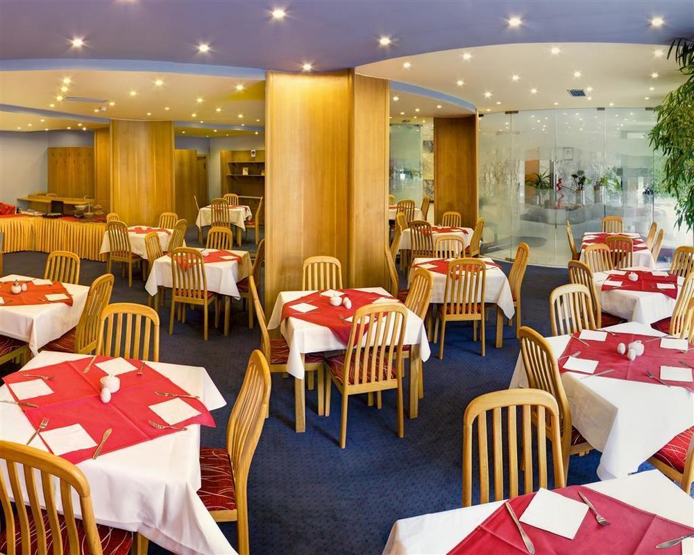 Luxury Family Hotel Bílá Labuť Praga Restaurante foto