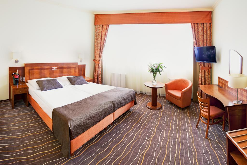 Luxury Family Hotel Bílá Labuť Praga Quarto foto