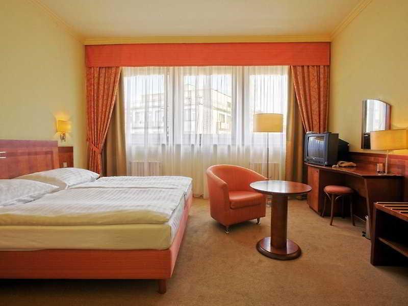Luxury Family Hotel Bílá Labuť Praga Quarto foto