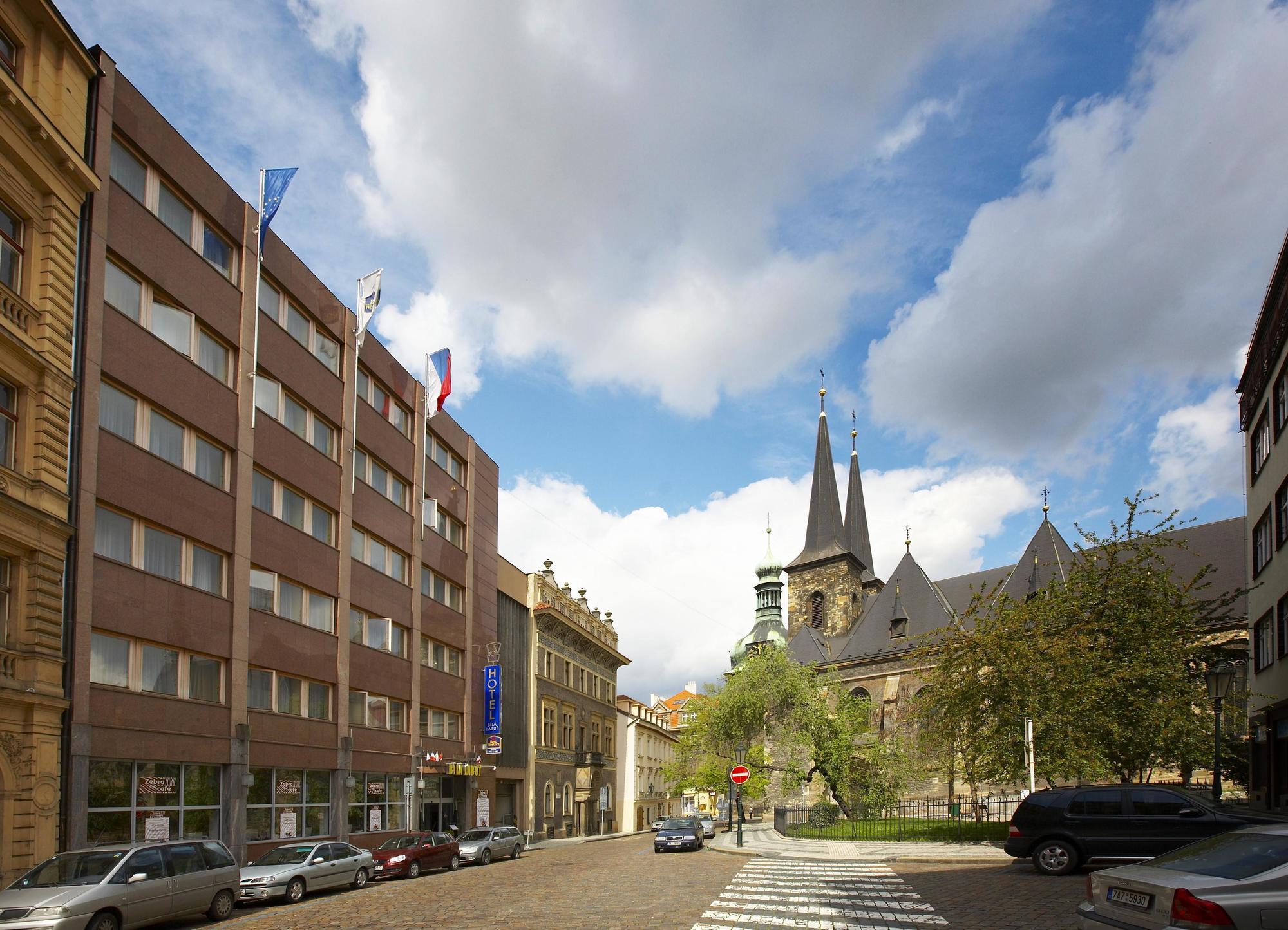 Luxury Family Hotel Bílá Labuť Praga Exterior foto