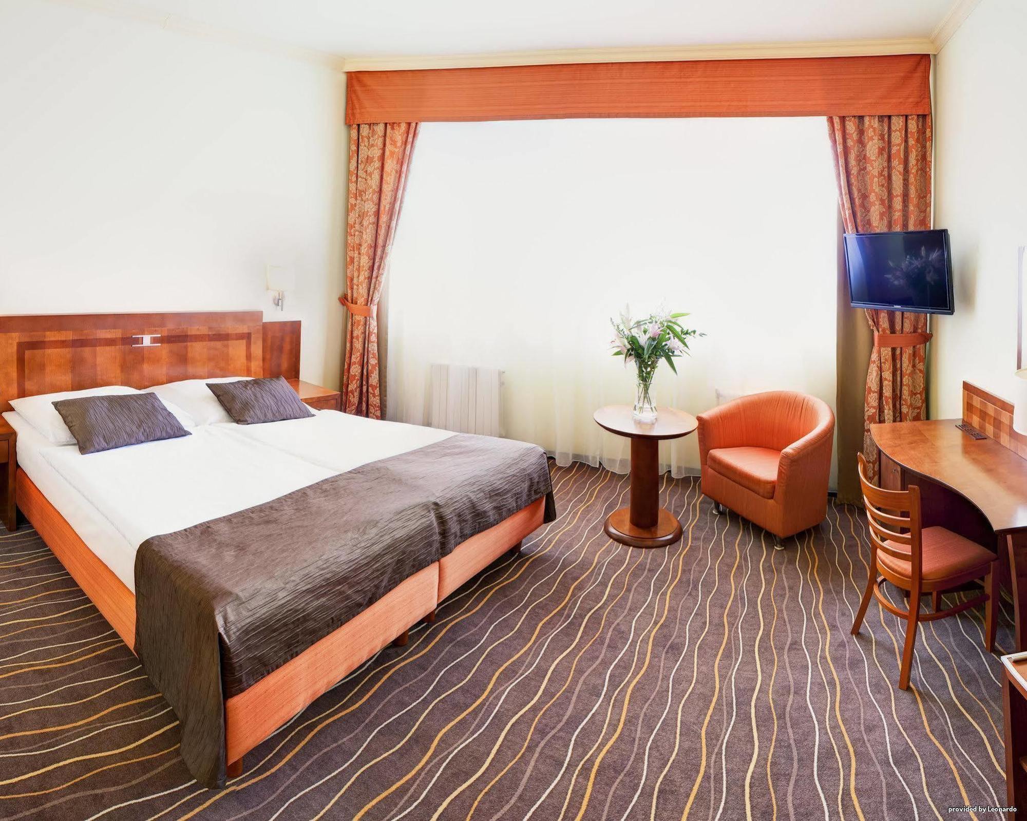 Luxury Family Hotel Bílá Labuť Praga Quarto foto