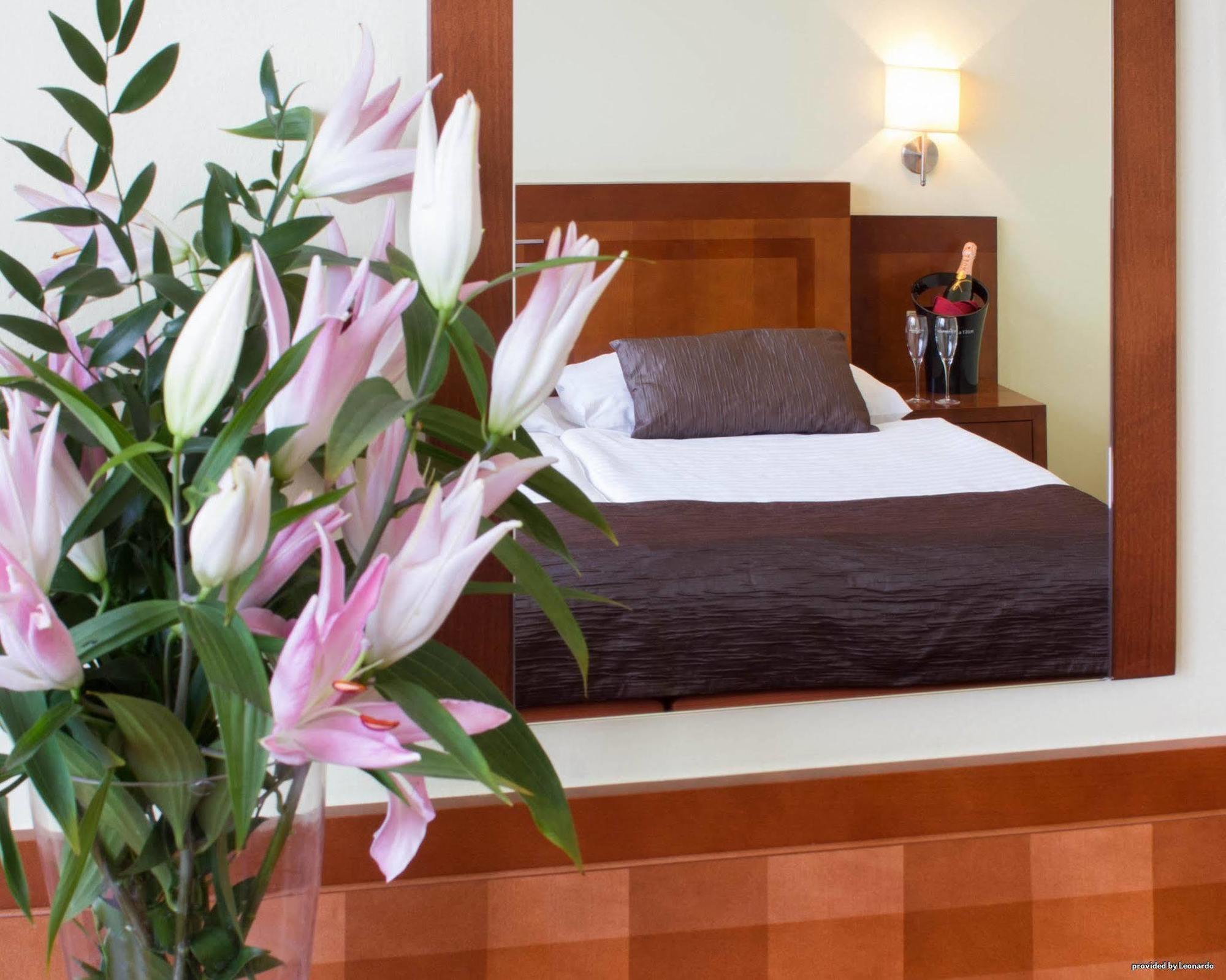 Luxury Family Hotel Bílá Labuť Praga Quarto foto