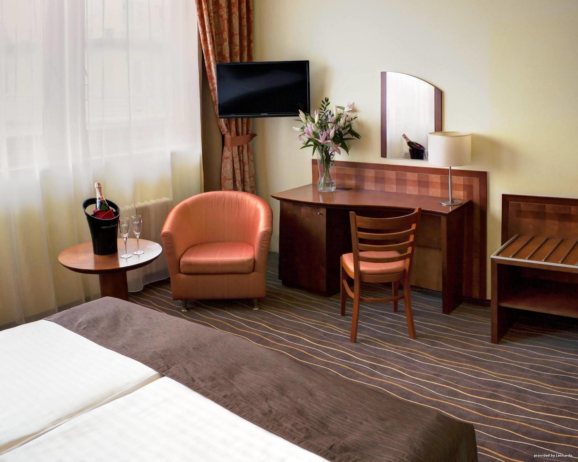 Luxury Family Hotel Bílá Labuť Praga Quarto foto